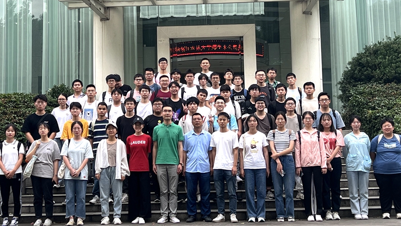 6月24日-30日，新光公司分別接待了浙江農(nóng)林大學(xué)高分子材料與工程專業(yè)、浙江大學(xué)高分子材料與工程專業(yè)學(xué)生共計(jì)100余人到訪實(shí)習(xí)_副本.jpg